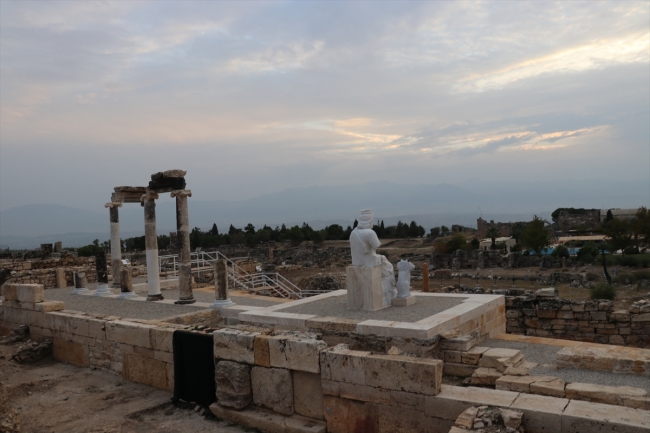 Hierapolis Antik Kenti'ndeki "Hades ile üç başlı köpeği" heykeli yeni yerine taşındı